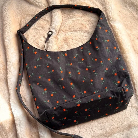 BAGGU Black Shoulder Bag with Orange Floral Print - Picture 2 of 4